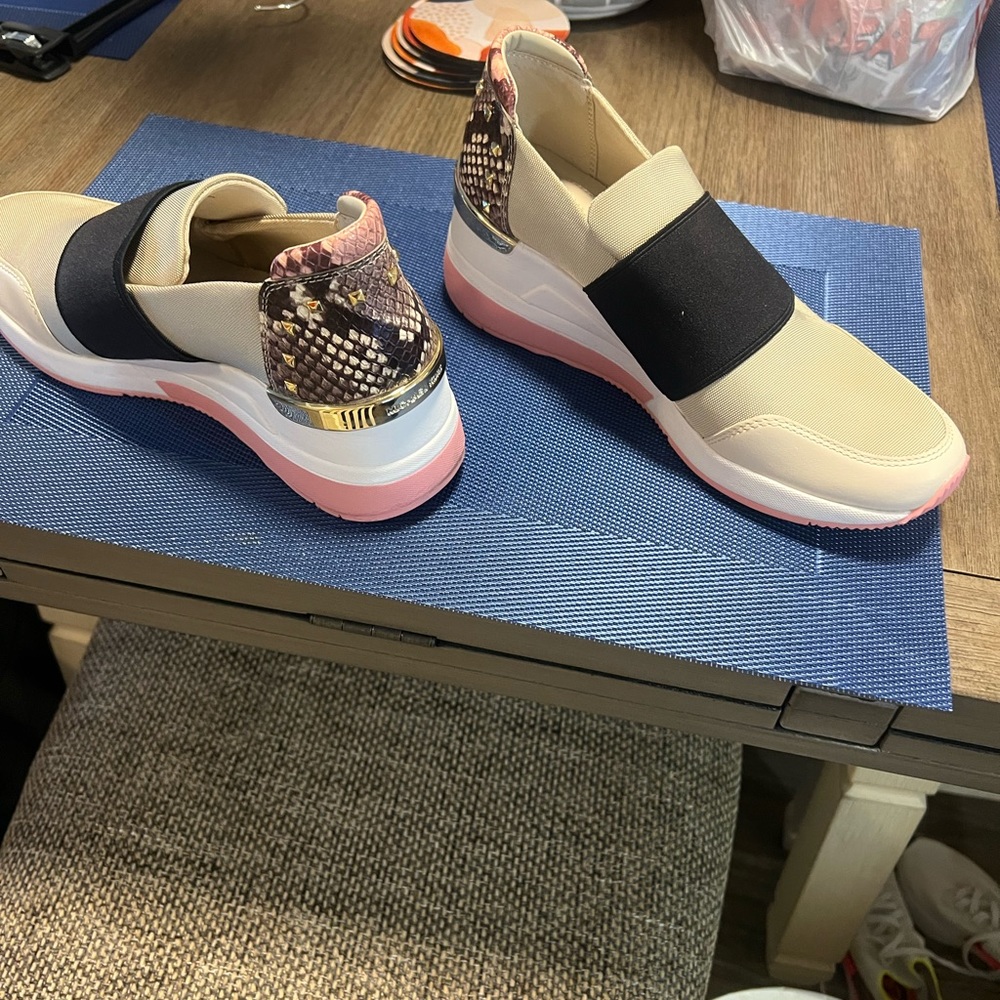 Michael kor tennis shoes worn once